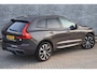 Volvo XC60 2.0 T6 Plug-in Hybrid AWD Plus Dark | Long Range PHEV | Harman Kardon Audio | LED Koplampen Adaptief | Sportstoelen | Panoramadak | 20 inch velgen | Stoel- en stuurverwarming | Google Maps navigatie | Standkachel | Apple Carplay / Android Auto | Volledig Volvo dealer onderhouden |