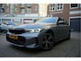 BMW 3-Serie Touring 330e M-SPORT | Facelift 2023/2024 | FROZEN GREY | Head Up | Adaptive + Lane | Harman Kardon | Trekhaak | Wide Screen Dashboard