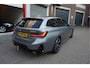 BMW 3-Serie Touring 330e M-SPORT | Facelift 2023/2024 | FROZEN GREY | Head Up | Adaptive + Lane | Harman Kardon | Trekhaak | Wide Screen Dashboard