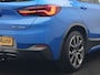 BMW X2 xDrive25e M Sport X PHEV 220pk Dealer O.H. | Trekhaak Afn. | Panodak | Adaptive Cruise | Head Up | Camera | Harman / Kardon | Lederen Competition Stoelen Memory & Verwarmd | Keyless | 19"L.M | Sfeerverlichting | Navigatie | DAB | Plug