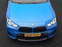 BMW X2 xDrive25e M Sport Plug In Hybrid 220pk Dealer O.H. PHEV | Trekhaak Afn. | Panodak | Adaptive Cruise | Head Up | Camera | Harman / Kardon | Lederen Competition Stoelen Memory & Verwarmd | Keyless | 19"L.M | Sfeerverlichting | Navigatie | DAB |