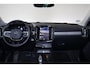 Volvo XC40 B3 Plus Dark - Panorama/schuifdak - IntelliSafe Assist & Surround - 360º Camera - Harman/Kardon audio - Verwarmde voorstoelen & stuur - Parkeersensoren voor & achter - Elektr. bedienb. voorstoelen met geheugen links - Draadloze tel. lader - Extra getint glas - 18' LMV