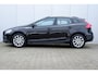 Volvo V40 Cross Country D3 AUT6 150PK Summum, Verwarmbare stoelen voor & achter, 17” Lichtmetalen velgen, Park Assist achter met camera, Cruise Control, Sensus Full Map navigatie, Bluetooth telefoonvoorbereiding