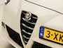Alfa Romeo MiTo 0.9 TwinAir Distinctive Sport (NAVIGATIE, CLIMATE, GETINT GLAS, CRUISE, LEDER, SPORTSTOELEN, XENON, LM VELGEN, NIEUWSTAAT)