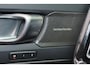 Volvo XC40 B3 Plus Black Edition - IntelliSafe Assist & Surround - 360º Camera - Harman/Kardon audio - Verwarmde voorstoelen & stuur - Parkeersensoren voor & achter - Elektr. bedienb. voorstoelen met geheugen links - Draadloze tel. lader - Extra getint glas - 20' LMV