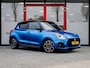 Suzuki Swift 1.4 Sport Smart Hybrid | 140PK | Carbon | Two-Tone Kleur | Navigatie | Camera | Apple Carplay | Android Auto | Climate Control | Adaptieve Cruise Control | 17'' Lichtmetalen Velgen | LED | Metallic Lak | Sportstoelen |