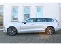 Volvo V60 T6 Plug-in hybrid AWD Essential Bright | All-season banden | Lederen bekleding | Electrische wegklapbare trekhaak | Stoelverwarming | Adaptive cruise Control | Parkeersensoren voor + achter | Parkeercamera | BLIS | Stuurwielverwarming