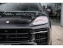 Porsche Cayenne 3.0 E-Hybrid | SportDesign Pakket | Black Edition | Adaptieve Luchtvering PASM | Sport Chrono Pakket | Panoramadak | Bose Surround Sound System | Adaptive Cruise Controle | Soft-Close portieren | 360° Surround View | 21 inch RS Spyder Design velgen |