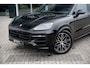 Porsche Cayenne 3.0 E-Hybrid | SportDesign Pakket | Black Edition | Adaptieve Luchtvering PASM | Sport Chrono Pakket | Panoramadak | Bose Surround Sound System | Adaptive Cruise Controle | Soft-Close portieren | 360° Surround View | 21 inch RS Spyder Design velgen |
