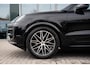 Porsche Cayenne 3.0 E-Hybrid | SportDesign Pakket | Black Edition | Adaptieve Luchtvering PASM | Sport Chrono Pakket | Panoramadak | Bose Surround Sound System | Adaptive Cruise Controle | Soft-Close portieren | 360° Surround View | 21 inch RS Spyder Design velgen |