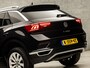 Volkswagen T-Roc 1.0 TSI Sport (APPLE CARPLAY, GROOT NAVI, CLIMATE, PARKEERSENSOREN, SPORTSTOELEN, ADAPTIVE CRUISE, GETINT GLAS, NIEUWSTAAT)