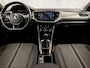 Volkswagen T-Roc 1.0 TSI Sport (APPLE CARPLAY, GROOT NAVI, CLIMATE, PARKEERSENSOREN, SPORTSTOELEN, ADAPTIVE CRUISE, GETINT GLAS, NIEUWSTAAT)