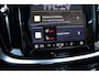 Volvo V60 T6 Automaat Plug-in hybrid AWD Ultra Dark | Panoramadak | Premium audio by Harman Kardon | Verwarmbare voorstoelen en achterbank | Stuurwielverwarming | Parkeerverwarming  | Apple carplay/Android auto | Rondom zichtcamera |  Adaptive cruise control |