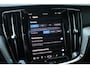 Volvo V60 T6 Automaat Plug-in hybrid AWD Ultra Dark | Panoramadak | Premium audio by Harman Kardon | Verwarmbare voorstoelen en achterbank | Stuurwielverwarming | Parkeerverwarming  | Apple carplay/Android auto | Rondom zichtcamera |  Adaptive cruise control |