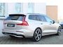 Volvo V60 T6 Automaat Plug-in hybrid AWD Ultra Dark | Panoramadak | Premium audio by Harman Kardon | Verwarmbare voorstoelen en achterbank | Stuurwielverwarming | Parkeerverwarming  | Apple carplay/Android auto | Rondom zichtcamera |  Adaptive cruise control |