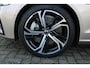 Volvo V60 T6 Automaat Plug-in hybrid AWD Ultra Dark | Panoramadak | Premium audio by Harman Kardon | Verwarmbare voorstoelen en achterbank | Stuurwielverwarming | Parkeerverwarming  | Apple carplay/Android auto | Rondom zichtcamera |  Adaptive cruise control |
