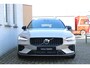 Volvo V60 T6 Automaat Plug-in hybrid AWD Ultra Dark | Panoramadak | Premium audio by Harman Kardon | Verwarmbare voorstoelen en achterbank | Stuurwielverwarming | Parkeerverwarming  | Apple carplay/Android auto | Rondom zichtcamera |  Adaptive cruise control |