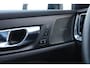 Volvo V60 T6 Automaat Plug-in hybrid AWD Ultra Dark | Panoramadak | Premium audio by Harman Kardon | Verwarmbare voorstoelen en achterbank | Stuurwielverwarming | Parkeerverwarming  | Apple carplay/Android auto | Rondom zichtcamera |  Adaptive cruise control |