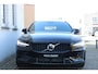 Volvo V60 T6 Plug-in hybrid AWD Plus Dark | All-season banden | Adaptive Cruise Control | 360° Parkeercamera | BLIS | Stoelverwarming | Stuurwielverwarming | Wegklapbare trekhaak | Harman Kardon Premium Audio | Google infotainment | Parkeersensoren voor + achter