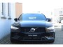 Volvo V60 T6 Plug-in hybrid AWD Plus Dark | Adaptive Cruise Control | 360° Parkeercamera | BLIS | Stoelverwarming | Stuurwielverwarming | Wegklapbare trekhaak | Harman Kardon Premium Audio | Google infotainment | Parkeersensoren voor + achter