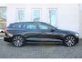 Volvo V60 T6 Plug-in hybrid AWD Plus Dark | All-season banden | Adaptive Cruise Control | 360° Parkeercamera | BLIS | Stoelverwarming | Stuurwielverwarming | Wegklapbare trekhaak | Harman Kardon Premium Audio | Google infotainment | Parkeersensoren voor + achter