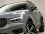 Volvo XC40 1.5 T5 Recharge R-Design 261Pk Automaat (PANORAMADAK, APPLE CARPLAY, MEMORY SEATS, 360 CAMERA, HARMAN/KARDON, LEDER/ALCANTARA, GETINT GLAS, ELEK ACHTERKLEP, NIEUWSTAAT)