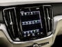 Volvo V60 2.0 B3 Inscription Sport 177Pk Automaat (APPLE CARPLAY, LEDER, 20'' LM VELGEN, STUUR/STOELVERWARMING, SPORTSTOELEN, ADAPTIVE CRUISE, PARKEERSENSOREN, NIEUWSTAAT)