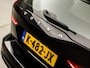 Volvo V60 2.0 B3 Inscription Sport 177Pk Automaat (APPLE CARPLAY, LEDER, 20'' LM VELGEN, STUUR/STOELVERWARMING, SPORTSTOELEN, ADAPTIVE CRUISE, PARKEERSENSOREN, NIEUWSTAAT)