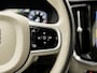 Volvo V60 2.0 B3 Inscription Sport 177Pk Automaat (APPLE CARPLAY, LEDER, 20'' LM VELGEN, STUUR/STOELVERWARMING, SPORTSTOELEN, ADAPTIVE CRUISE, PARKEERSENSOREN, NIEUWSTAAT)