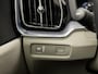 Volvo V60 2.0 B3 Inscription Sport 177Pk Automaat (APPLE CARPLAY, LEDER, 20'' LM VELGEN, STUUR/STOELVERWARMING, SPORTSTOELEN, ADAPTIVE CRUISE, PARKEERSENSOREN, NIEUWSTAAT)