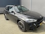 BMW X5 xDrive30d Achteruitrijcamera - navigatie - parkeersensoren voor en achter - schuif/kantel dak - Stoelverwarming - Trekhaak elektrisch uitklapbaar - Dak rails - Cruise control - Airco - Led verlichting  Stuur multifunctioneel - Rijstrooksensor - Regensensor - Bluetooth - Apple carplay - Elektrisch bedienbare achterklep - Extra getint glas achter