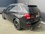 BMW X5 xDrive30d Achteruitrijcamera - navigatie - parkeersensoren voor en achter - schuif/kantel dak - Stoelverwarming - Trekhaak elektrisch uitklapbaar - Dak rails - Cruise control - Airco - Led verlichting  Stuur multifunctioneel - Rijstrooksensor - Regensensor - Bluetooth - Apple carplay - Elektrisch bedienbare achterklep - Extra getint glas achter