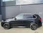 BMW X5 xDrive30d Achteruitrijcamera - navigatie - parkeersensoren voor en achter - schuif/kantel dak - Stoelverwarming - Trekhaak elektrisch uitklapbaar - Dak rails - Cruise control - Airco - Led verlichting  Stuur multifunctioneel - Rijstrooksensor - Regensensor - Bluetooth - Apple carplay - Elektrisch bedienbare achterklep - Extra getint glas achter
