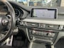 BMW X5 xDrive30d Achteruitrijcamera - navigatie - parkeersensoren voor en achter - schuif/kantel dak - Stoelverwarming - Trekhaak elektrisch uitklapbaar - Dak rails - Cruise control - Airco - Led verlichting  Stuur multifunctioneel - Rijstrooksensor - Regensensor - Bluetooth - Apple carplay - Elektrisch bedienbare achterklep - Extra getint glas achter