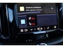 Volvo XC60 T6 Automaat Plug-in hybrid AWD Ultra Dark | Elektrisch panoramadak | Luchtvering | Premium audio by Bowers & Wilkins | Verwarmbare voorstoelen en achterbank | Verwarmbaar stuurwiel | Head-up display | Apple carplay/Android auto | Rondomzicht camera |