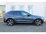 Volvo XC60 T6 Automaat Plug-in hybrid AWD Ultra Dark | Elektrisch panoramadak | Luchtvering | Premium audio by Bowers & Wilkins | Verwarmbare voorstoelen en achterbank | Verwarmbaar stuurwiel | Head-up display | Apple carplay/Android auto | Rondomzicht camera |