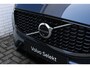 Volvo XC60 T6 Automaat Plug-in hybrid AWD Ultra Dark | Elektrisch panoramadak | Luchtvering | Premium audio by Bowers & Wilkins | Verwarmbare voorstoelen en achterbank | Verwarmbaar stuurwiel | Head-up display | Apple carplay/Android auto | Rondomzicht camera |