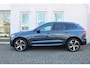 Volvo XC60 T6 Automaat Plug-in hybrid AWD Ultra Dark | Elektrisch panoramadak | Luchtvering | Premium audio by Bowers & Wilkins | Verwarmbare voorstoelen en achterbank | Verwarmbaar stuurwiel | Head-up display | Apple carplay/Android auto | Rondomzicht camera |