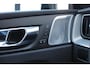 Volvo XC60 T6 Automaat Plug-in hybrid AWD Ultra Dark | Elektrisch panoramadak | Luchtvering | Premium audio by Bowers & Wilkins | Verwarmbare voorstoelen en achterbank | Verwarmbaar stuurwiel | Head-up display | Apple carplay/Android auto | Rondomzicht camera |