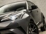 Toyota C-HR 1.8 Hybrid Sport Automaat (NAVIGATIE, CAMERA, STOELVERWARMING, GETINT GLAS, SPORTSTOELEN, XENON, ADAPTIVE CRUISE, ZWART HEMEL, NIEUWSTAAT)