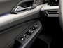Volkswagen Golf 1.0 TSI Sport Automaat (APPLE CARPLAY, GROOT NAVI, CAMERA, STUUR/STOELVERWARMING, MEMORY SEATS, ALCANTARA, GETINT GLAS, SFEERVERLICHTING, NIEUWSTAAT)