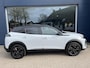 Peugeot 2008 1.2 Hybrid 145 GT Automaat Hybride | Panorama Schuif-/Kanteldak | Alcantara Stoelen met Verwarming en Massage | Navigatie | 360 Graden Camera | 18 Inch Evissa | Keyless Entry | Full LED Verlichting | Zwart Dak | Dode Hoek Detectie | Cruise Control Adaptief | Climate Control | Hoge Zitpositie |