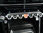 Peugeot 208 GT | Adaptieve cruise control met Stop&Go functie | Armsteunen op de voorportieren bekleed met kunstleder met groen sierstiksel (GT-Line) | Climate Control