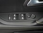 Peugeot 208 GT | Adaptieve cruise control met Stop&Go functie | Armsteunen op de voorportieren bekleed met kunstleder met groen sierstiksel (GT-Line) | Climate Control