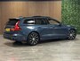 Volvo V60 T6 AWD Recharge Ultra Dark | Trekhaak | Schuifdak | Head-Up Display | Harman Kardon | Adaptieve Cruise Control | Stoelverwarming voor+achter | Stuurwielverwarming | Full LED Meesturende koplampen | Parkeercamera | Pilot Assist | BLIS Dode Hoek Detectie | Elektrische voorstoelen geheugen | Lederen bekleding | Zitting verlenging voorstoelen | Lederen dashboard | 18 Inch | Google Infotainment | Keyless Drive | Parkeersensoren voor+achter | Privacy Glass | Elektrisch bedienbare achterklep | DAB Radio | Apple Carplay/Android Auto | Volvo On Call met mobiele App functie | Denim Blue Metallic |