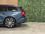 Volvo V60 T6 AWD Recharge Ultra Dark | Trekhaak | Schuifdak | Head-Up Display | Harman Kardon | Adaptieve Cruise Control | Stoelverwarming voor+achter | Stuurwielverwarming | Full LED Meesturende koplampen | Parkeercamera | Pilot Assist | BLIS Dode Hoek Detectie | Elektrische voorstoelen geheugen | Lederen bekleding | Zitting verlenging voorstoelen | Lederen dashboard | 18 Inch | Google Infotainment | Keyless Drive | Parkeersensoren voor+achter | Privacy Glass | Elektrisch bedienbare achterklep | DAB Radio | Apple Carplay/Android Auto | Volvo On Call met mobiele App functie | Denim Blue Metallic |