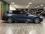 Volvo V60 T6 AWD Recharge Ultra Dark | Trekhaak | Schuifdak | Head-Up Display | Harman Kardon | Adaptieve Cruise Control | Stoelverwarming voor+achter | Stuurwielverwarming | Full LED Meesturende koplampen | Parkeercamera | Pilot Assist | BLIS Dode Hoek Detectie | Elektrische voorstoelen geheugen | Lederen bekleding | Zitting verlenging voorstoelen | Lederen dashboard | 18 Inch | Google Infotainment | Keyless Drive | Parkeersensoren voor+achter | Privacy Glass | Elektrisch bedienbare achterklep | DAB Radio | Apple Carplay/Android Auto | Volvo On Call met mobiele App functie | Denim Blue Metallic |