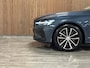 Volvo V60 T6 AWD Recharge Ultra Dark | Trekhaak | Schuifdak | Head-Up Display | Harman Kardon | Adaptieve Cruise Control | Stoelverwarming voor+achter | Stuurwielverwarming | Full LED Meesturende koplampen | Parkeercamera | Pilot Assist | BLIS Dode Hoek Detectie | Elektrische voorstoelen geheugen | Lederen bekleding | Zitting verlenging voorstoelen | Lederen dashboard | 18 Inch | Google Infotainment | Keyless Drive | Parkeersensoren voor+achter | Privacy Glass | Elektrisch bedienbare achterklep | DAB Radio | Apple Carplay/Android Auto | Volvo On Call met mobiele App functie | Denim Blue Metallic |