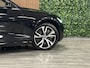 Volvo V60 T6 AWD Recharge Plus Dark | Schuifdak | Trekhaak | Adaptieve Cruise Control | Stoelverwarming voor+achter | Stuurwielverwarming | Parkeercamera | Full LED Meesturende koplampen | Pilot Assist | Elektrische voorstoelen geheugen | Lederen bekleding | Zitting verlenging voorstoelen | Google Infotainment | 18 Inch | Keyless Drive | Parkeersensoren voor+achter | Privacy Glass | Elektrisch bedienbare achterklep | DAB Radio | Apple Carplay/Android Auto | Volvo On Call met mobiele App functie | Onyx Black Metallic |