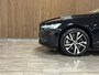Volvo V60 T6 AWD Recharge Plus Dark | Schuifdak | Trekhaak | Adaptieve Cruise Control | Stoelverwarming voor+achter | Stuurwielverwarming | Parkeercamera | Full LED Meesturende koplampen | Pilot Assist | Elektrische voorstoelen geheugen | Lederen bekleding | Zitting verlenging voorstoelen | Google Infotainment | 18 Inch | Keyless Drive | Parkeersensoren voor+achter | Privacy Glass | Elektrisch bedienbare achterklep | DAB Radio | Apple Carplay/Android Auto | Volvo On Call met mobiele App functie | Onyx Black Metallic |